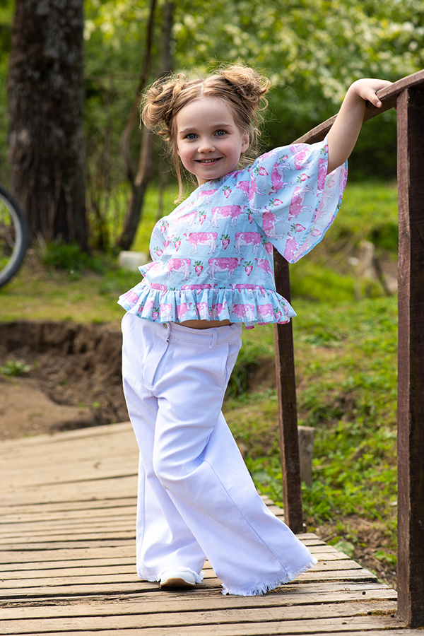 Укороченный голубой детский топ из батиста с принтом "Клубничные коровы"