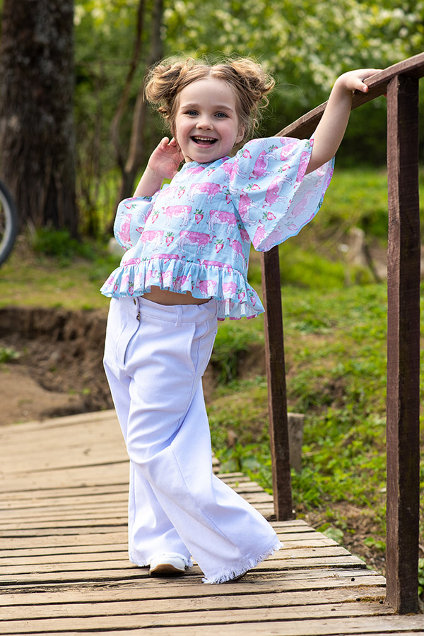 Укороченный голубой детский топ из батиста с принтом "Клубничные коровы"