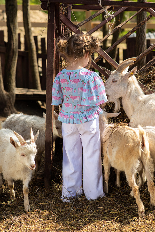Укороченный голубой детский топ из батиста с принтом "Клубничные коровы"