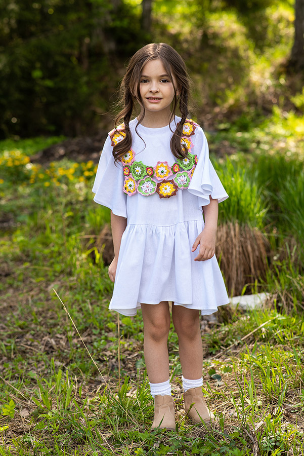 Белое льняное детское платье с жилеткой из вязаных цветов