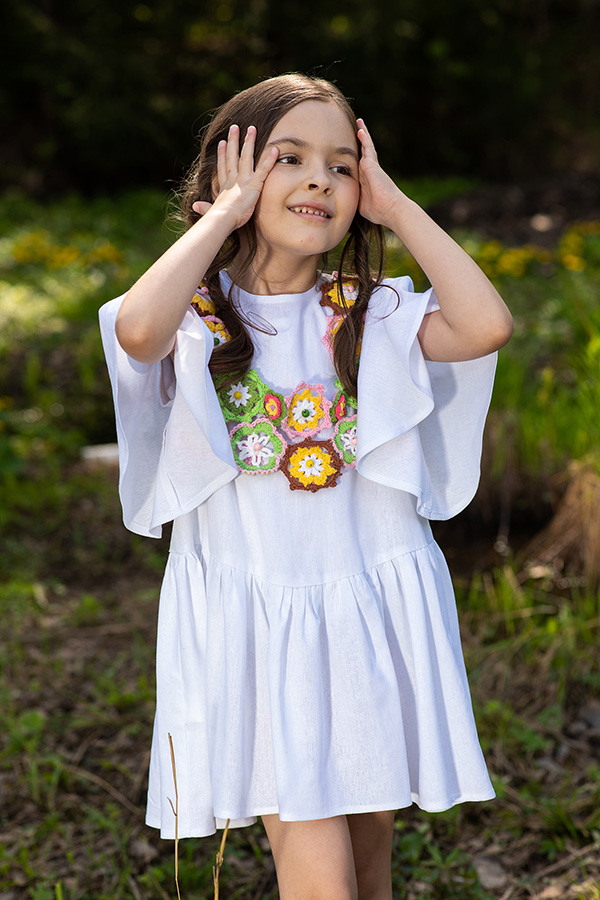 Белое льняное детское платье с жилеткой из вязаных цветов