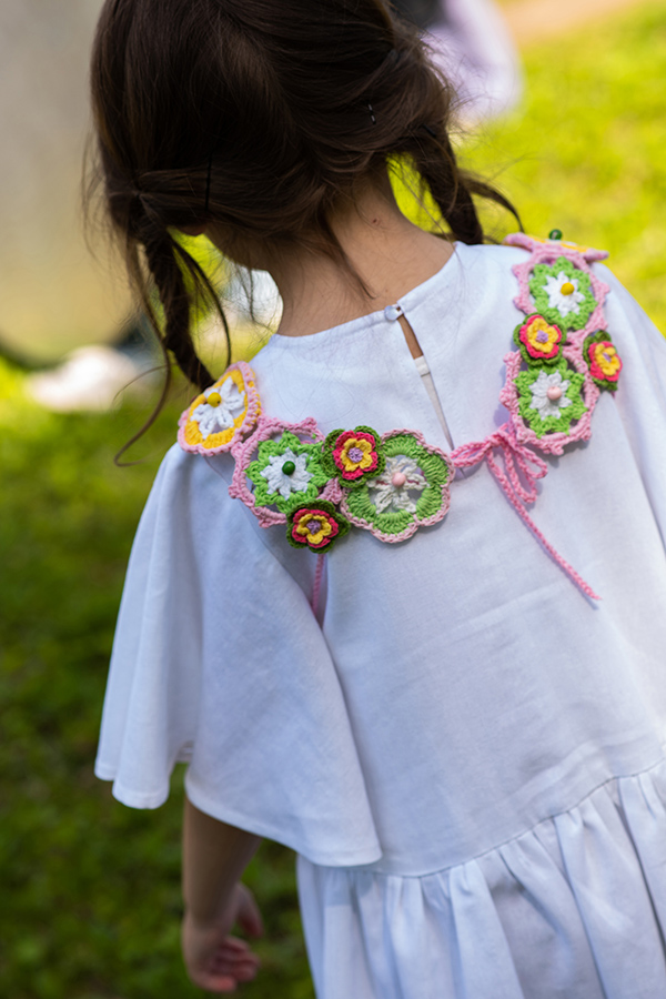 Белое льняное детское платье с жилеткой из вязаных цветов