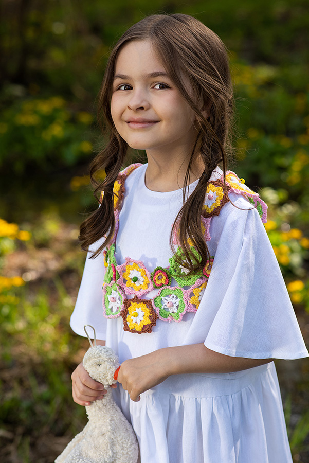 Белое льняное детское платье с жилеткой из вязаных цветов