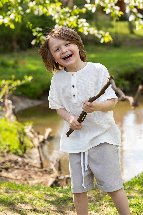 Бело-молочная детская рубашка из муслина для мальчика