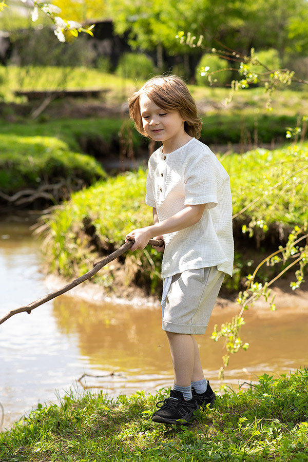 Бело-молочная детская рубашка из муслина для мальчика