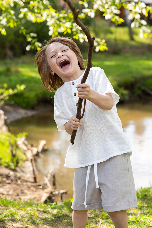 Серо-бежевые льняные шорты на мальчика