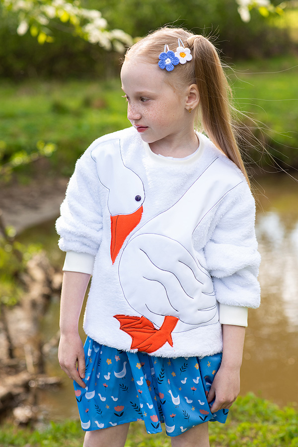 Белый детский свитшот с аппликацией "Гусь" на девочку