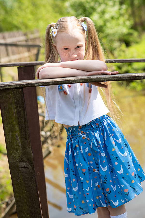 Ярко-синяя детская юбка на пуговицах с цветочно-гусиным принтом