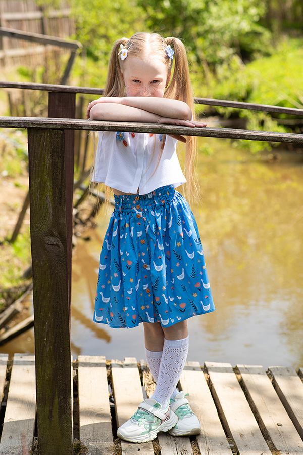 Ярко-синяя детская юбка на пуговицах с цветочно-гусиным принтом