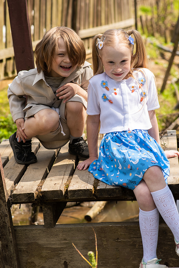 Ярко-синяя детская юбка на пуговицах с цветочно-гусиным принтом