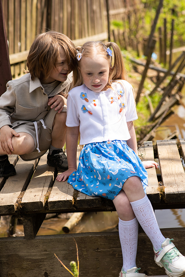 Ярко-синяя детская юбка на пуговицах с цветочно-гусиным принтом