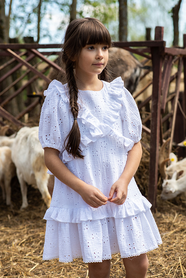 Белое детское платье из кружевного шитья с оборками