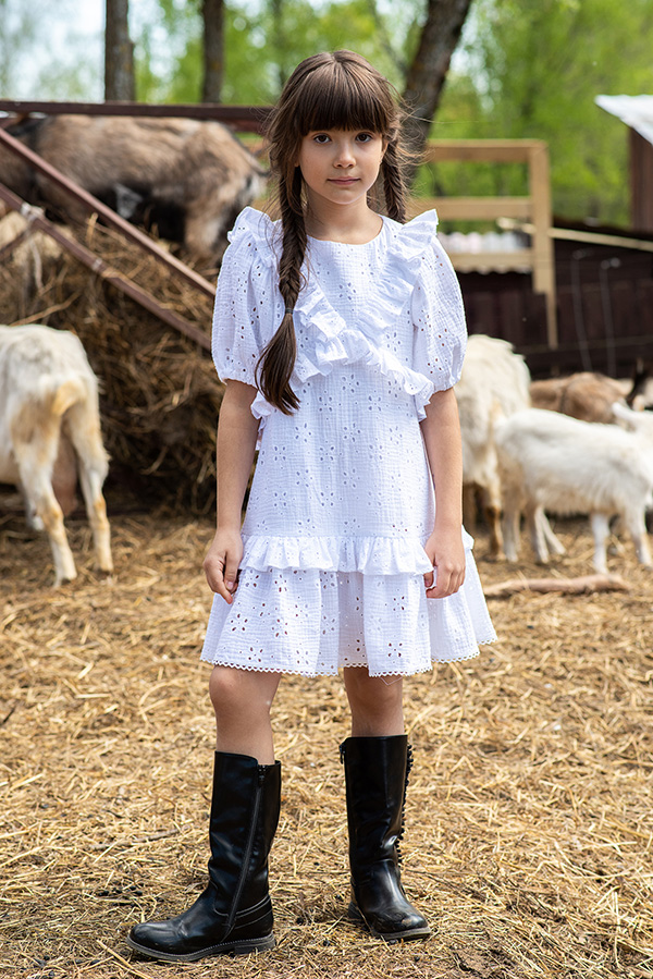 Белое детское платье из кружевного шитья с оборками