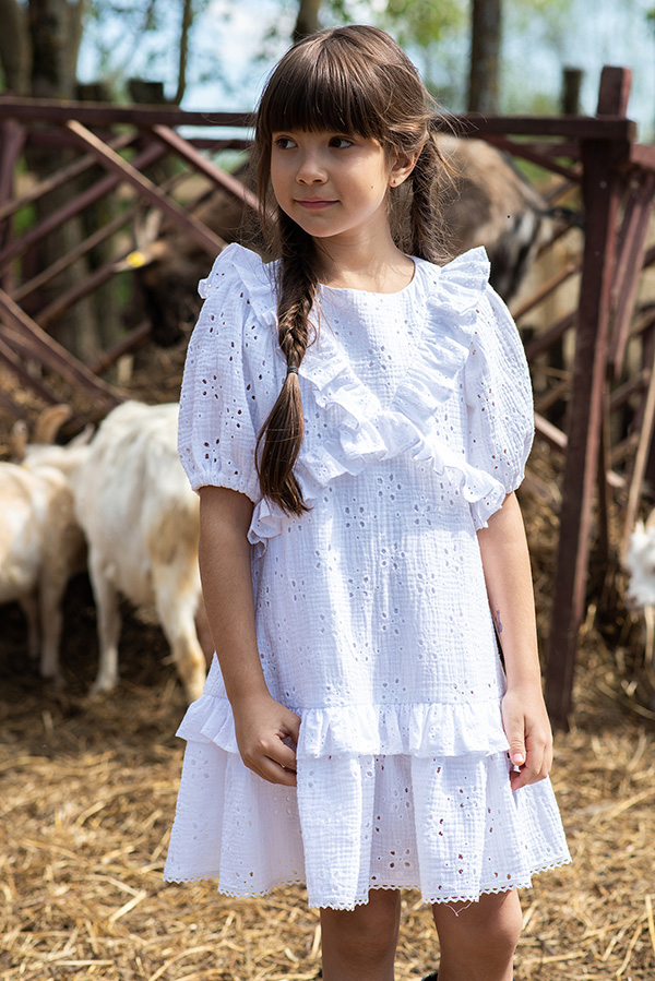 Белое детское платье из кружевного шитья с оборками