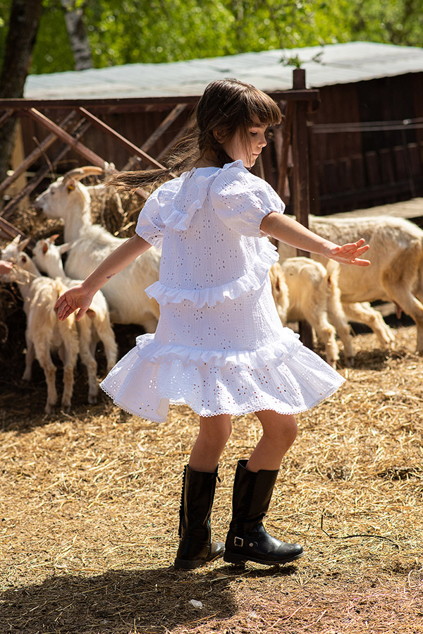 Белое детское платье из кружевного шитья с оборками