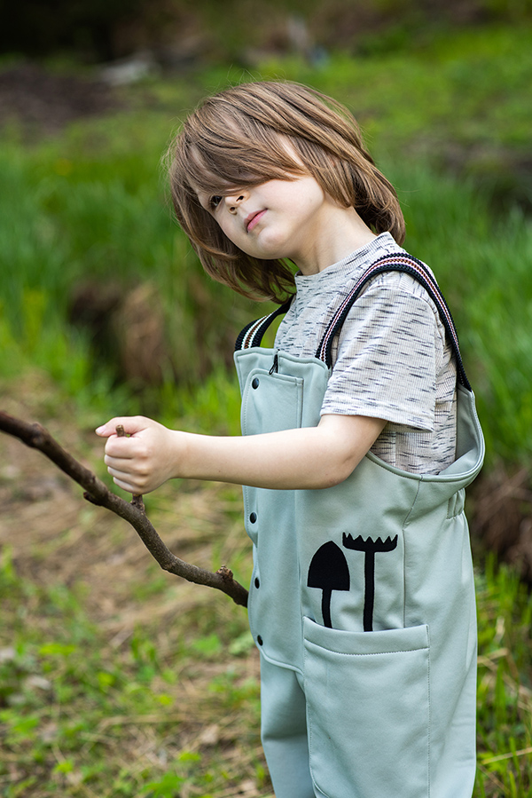 Светло-зеленые детские брюки-комбинезон из софтшелла на лямках