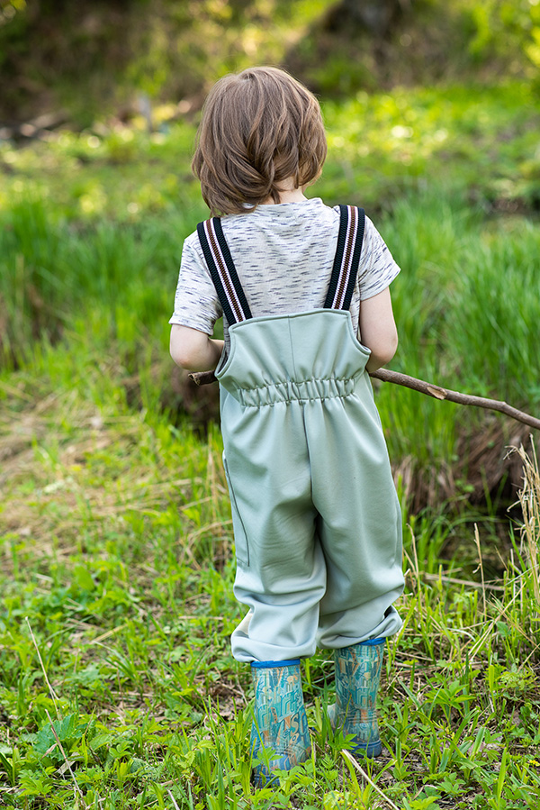 Светло-зеленые детские брюки-комбинезон из софтшелла на лямках