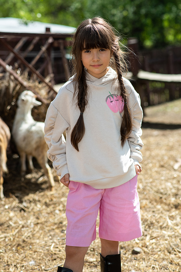 Светло-бежевый детский худи на девочку с аппликацией Клубника