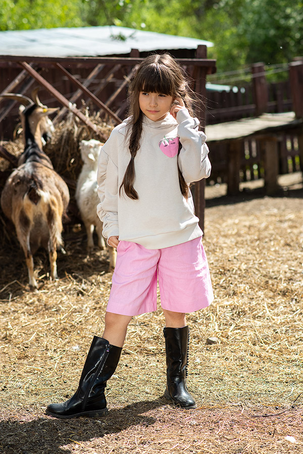 Светло-бежевый детский худи на девочку с аппликацией Клубника