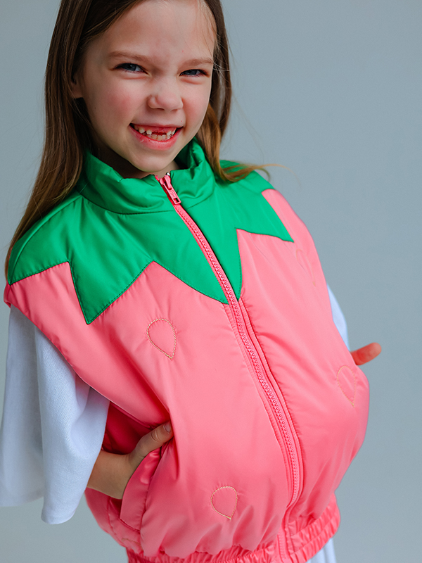 Розовый детский жилет "Клубника" на девочку