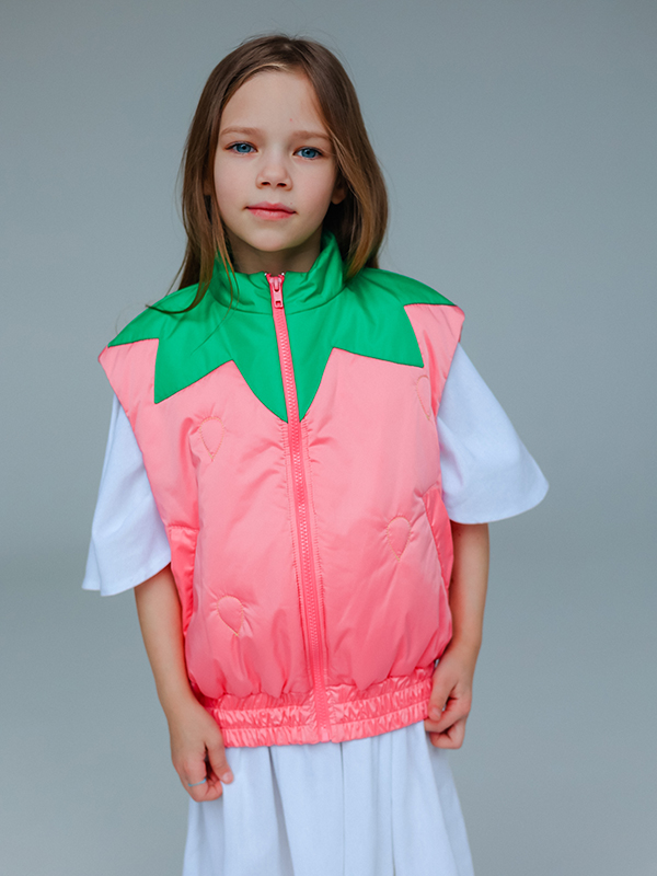 Розовый детский жилет "Клубника" на девочку