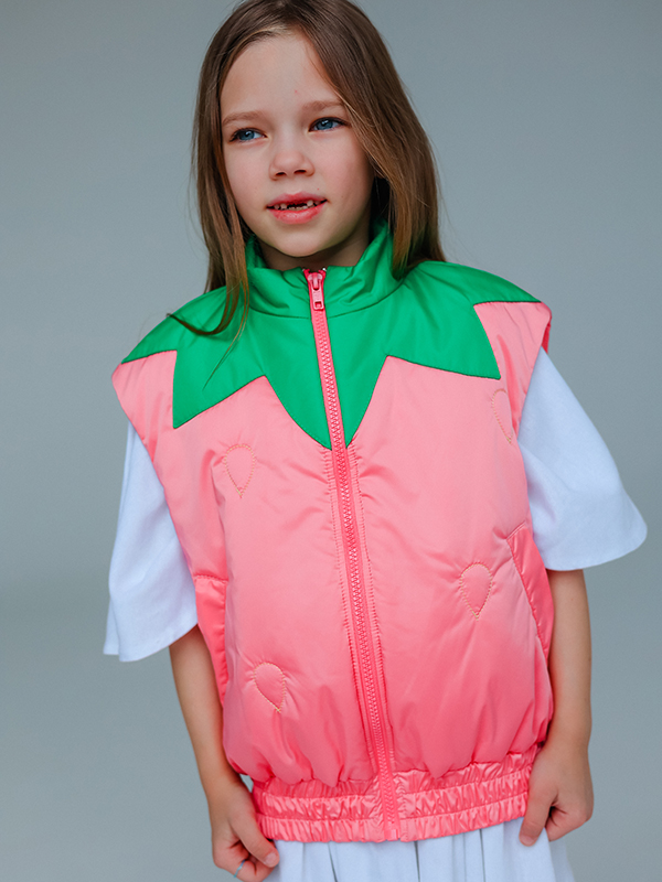 Розовый детский жилет "Клубника" на девочку