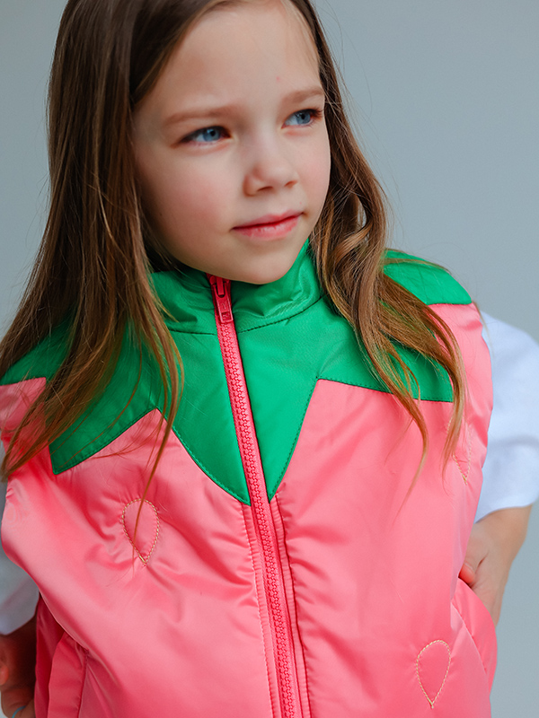 Розовый детский жилет "Клубника" на девочку