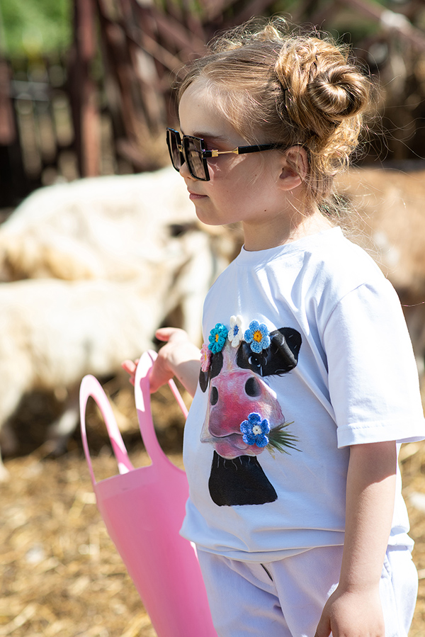 Белая детская футболка на девочку с принтом и аппликацией Корова