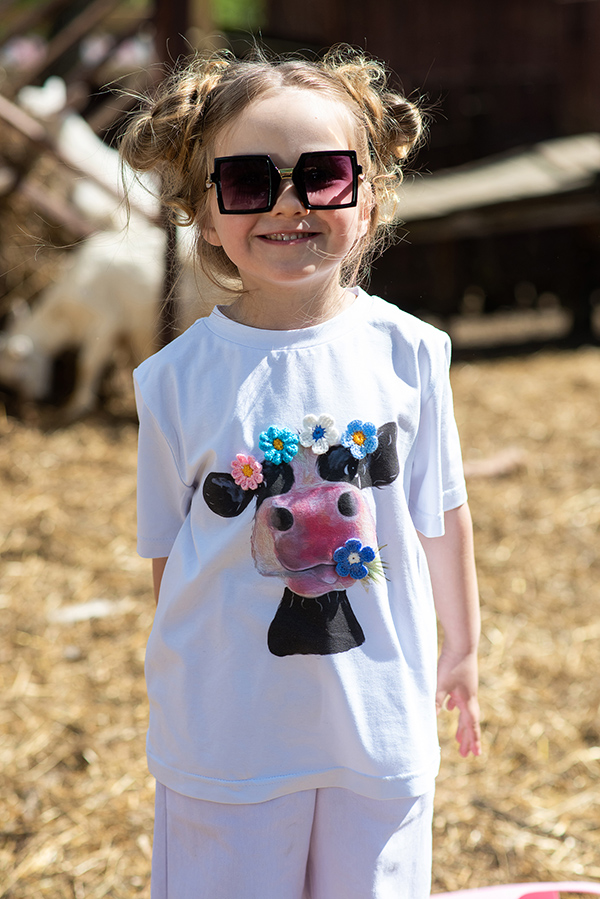 Белая детская футболка на девочку с принтом и аппликацией Корова