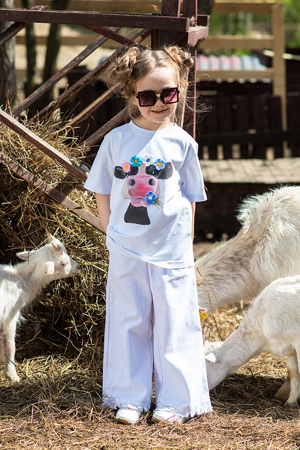 Белая детская футболка на девочку с принтом и аппликацией Корова