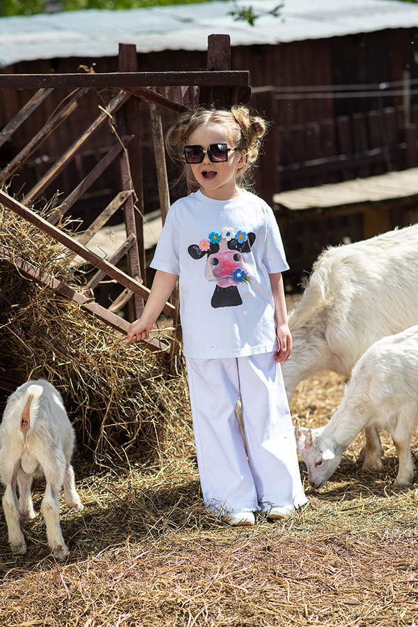 Белая детская футболка на девочку с принтом и аппликацией Корова