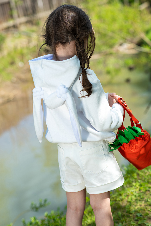 Нарядный белый детский худи с аппликацией Заяц