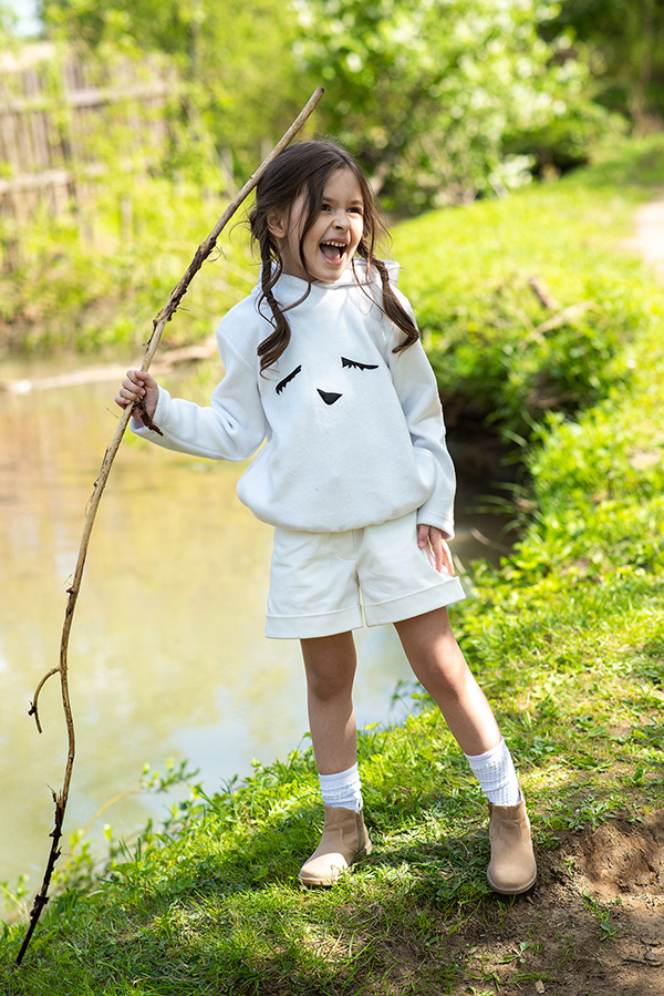 Нарядный белый детский худи с аппликацией Заяц