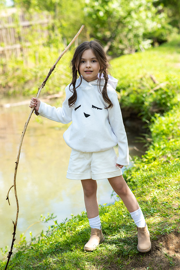 Нарядный белый детский худи с аппликацией Заяц