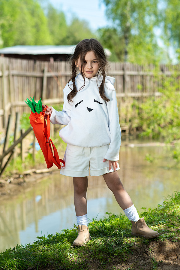 Нарядный белый детский худи с аппликацией Заяц