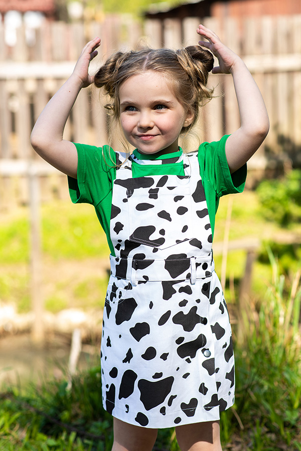 Черно-белый принтованный летний джинсовый детский сарафан "Корова"