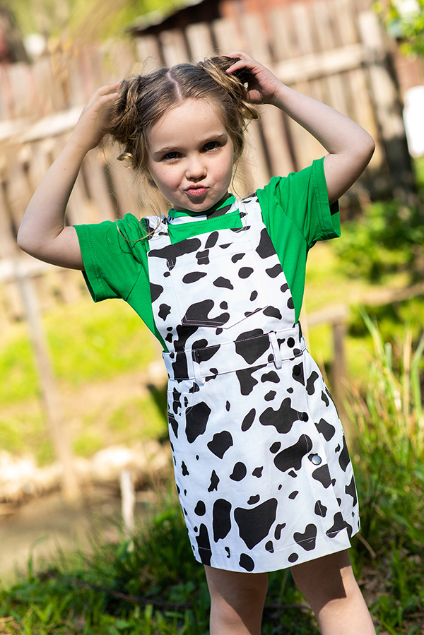 Черно-белый принтованный летний джинсовый детский сарафан "Корова"