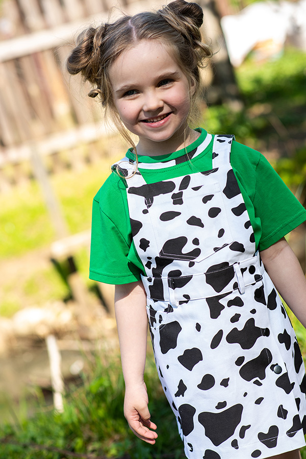 Черно-белый принтованный летний джинсовый детский сарафан "Корова"