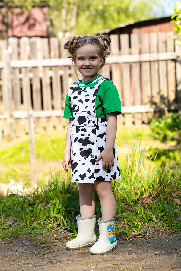 Черно-белый принтованный летний джинсовый детский сарафан "Корова"