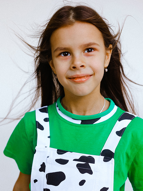 Ярко-зеленая детская футболка с контрастной горловиной