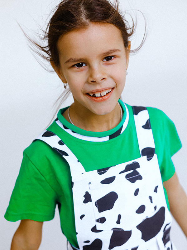 Ярко-зеленая детская футболка с контрастной горловиной