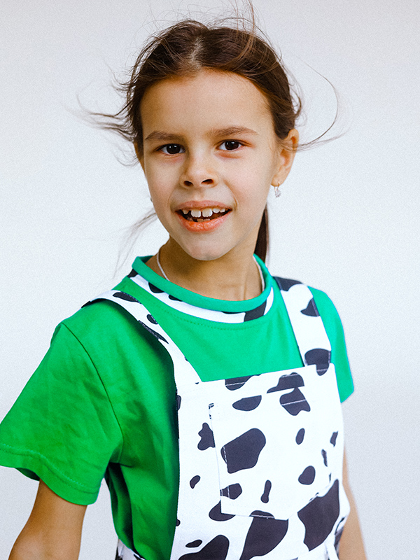 Ярко-зеленая детская футболка с контрастной горловиной