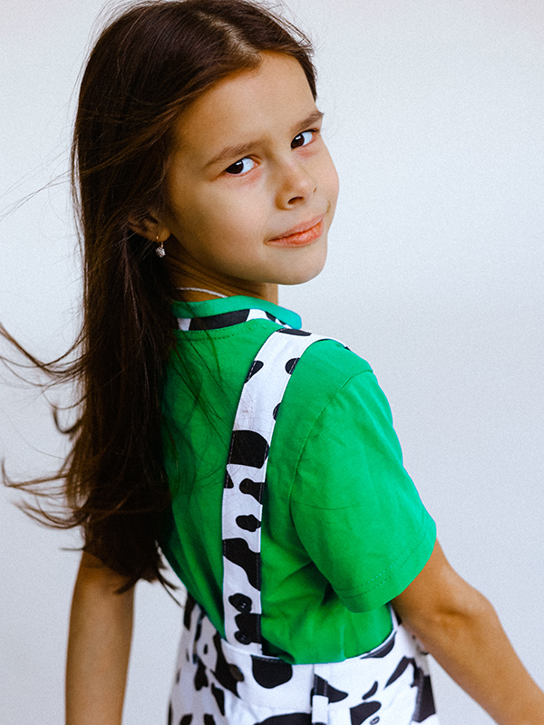 Ярко-зеленая детская футболка с контрастной горловиной