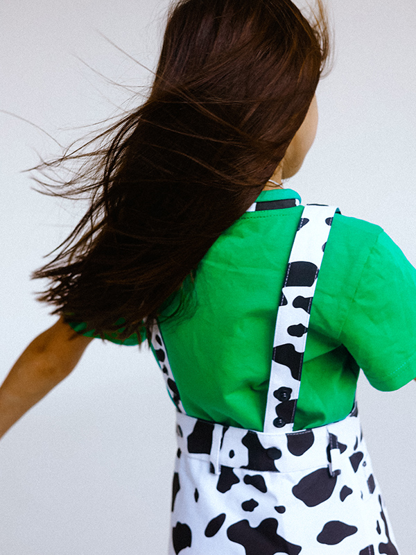 Ярко-зеленая детская футболка с контрастной горловиной