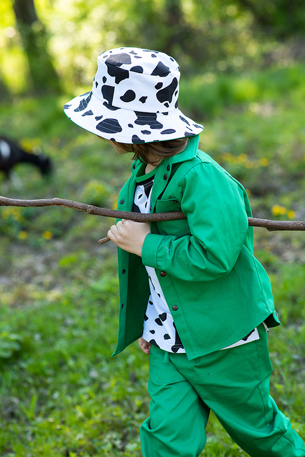Ярко-зеленая детская рубашка с накладными карманами