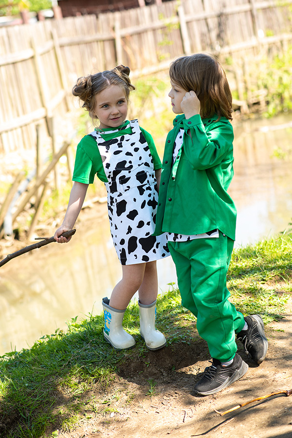 Ярко-зеленая детская рубашка с накладными карманами