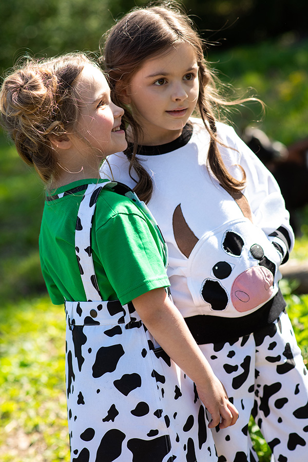 Белый детский свитшот с карманами "Корова"