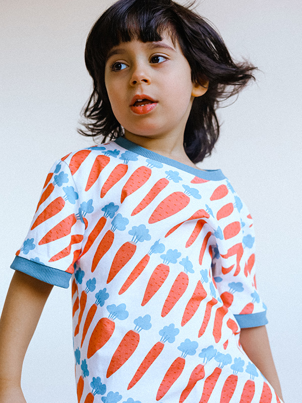 Летняя детская футболка с принтом "Морковь"