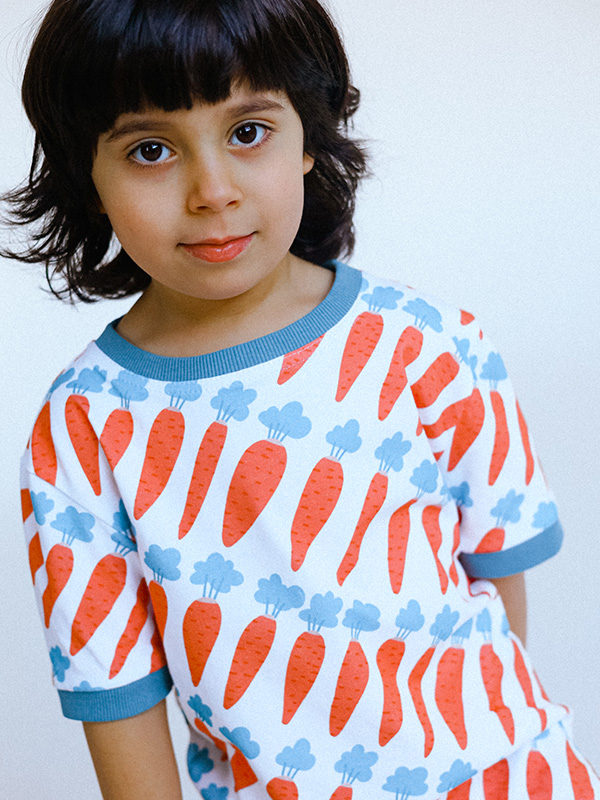 Летняя детская футболка с принтом "Морковь"