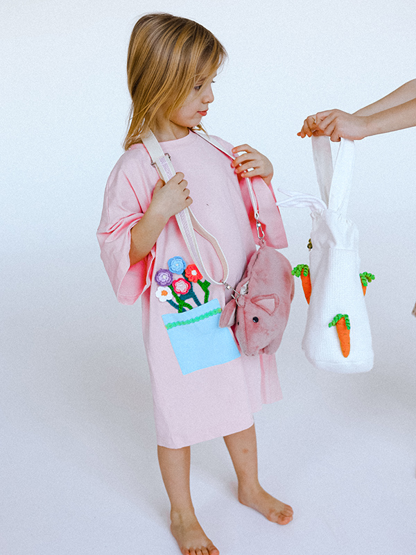 Розовое детское платье-футболка с карманами "Клумба"